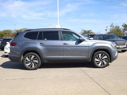 Used 2025 Volkswagen Atlas SE image 4