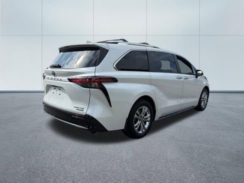 Used 2023 Toyota Sienna Platinum AWD/4WD image 5