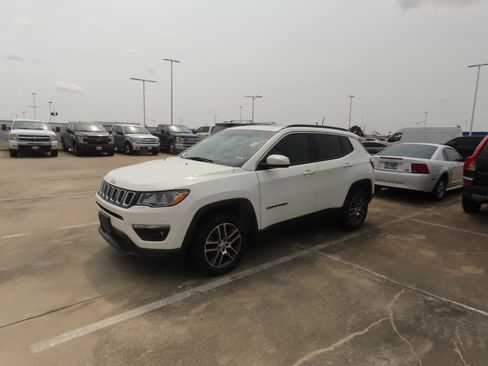 Used 2018 Jeep Compass Latitude w/ Popular Equipment Group FWD image 2