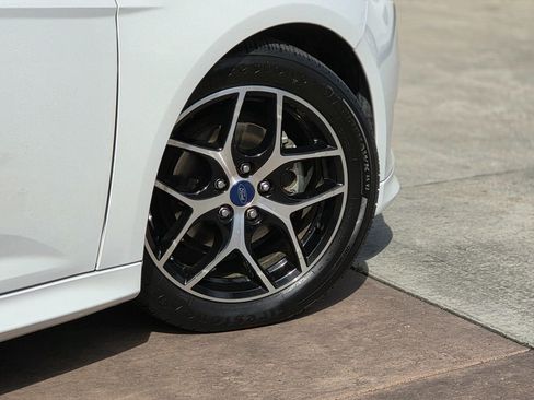 Used 2016 Ford Focus SE w/ SE Sport Package image 14