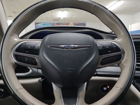 Used 2019 Chrysler Pacifica Limited image 17