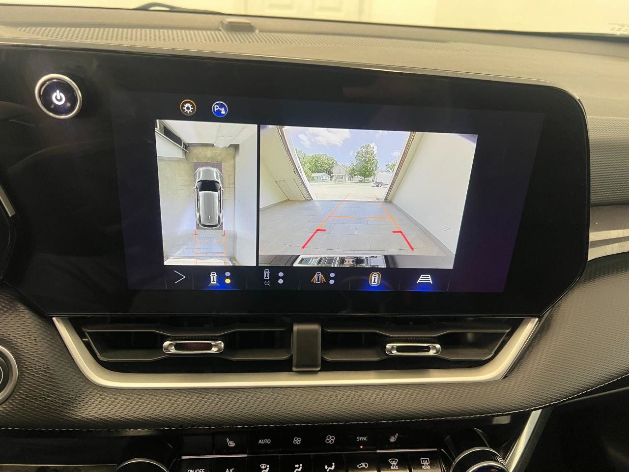 Used 2025 Chevrolet Equinox LT w/ Convenience Package II FWD image 70