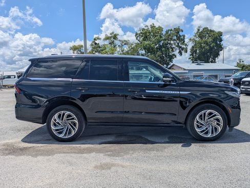 Used 2025 Lincoln Navigator Reserve AWD/4WD image 3