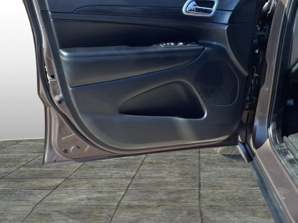 Used 2021 Jeep Grand Cherokee Laredo AWD/4WD image 11