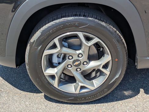 Used 2025 Chevrolet Trax LT w/ Driver Confidence Package image 9