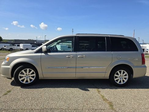 Used 2016 Chrysler Town & Country Touring FWD image 16