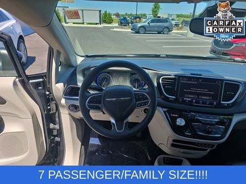 Used 2023 Chrysler Pacifica Touring-L FWD image 12