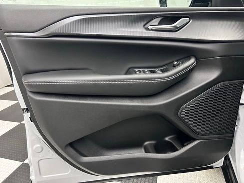 New 2025 Jeep Grand Cherokee Altitude image 10