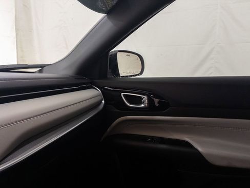 Used 2025 Jeep Compass Limited image 30