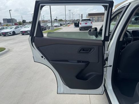 Used 2023 Nissan Rogue S AWD/4WD image 25