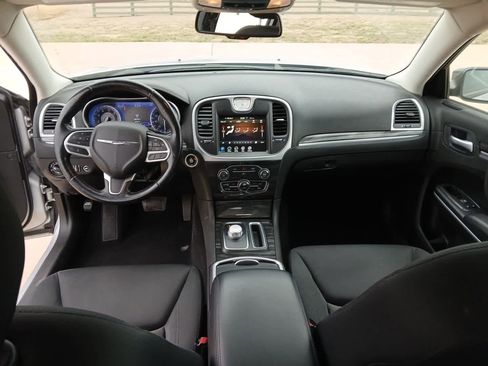 Used 2022 Chrysler 300 Touring w/ Sport Appearance Package image 19