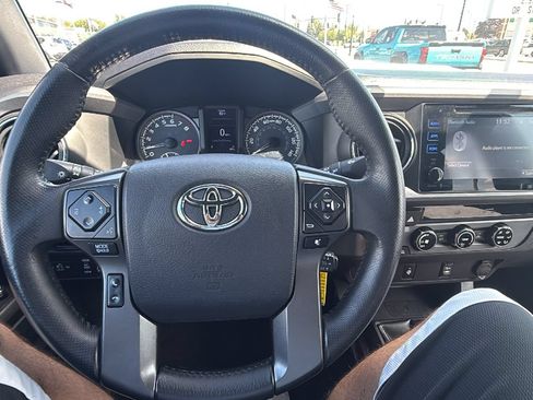 Used 2017 Toyota Tacoma TRD Sport AWD/4WD image 14