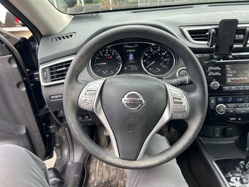 Used 2014 Nissan Rogue SV image 2