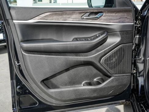 New 2026 Jeep Grand Cherokee Altitude image 22