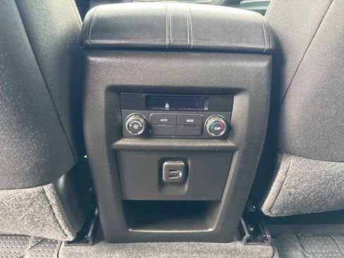 Used 2023 Chevrolet Traverse LT FWD image 23