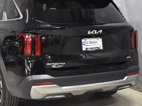 Used 2024 Kia Sorento S image 9