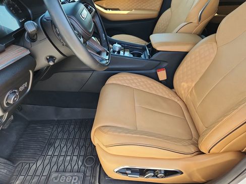 Certified 2024 Jeep Grand Cherokee Summit AWD/4WD image 7