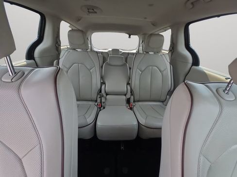 Used 2017 Chrysler Pacifica Limited w/ Advanced Safetytec Group FWD image 17