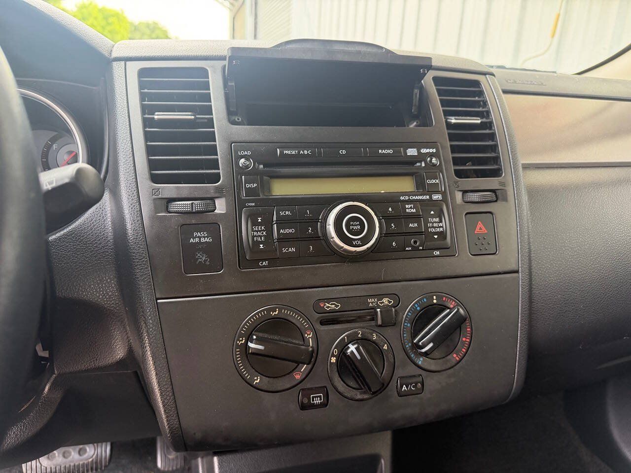 Used 2009 Nissan Versa Hatchback w/ Convenience Pkg FWD image 19