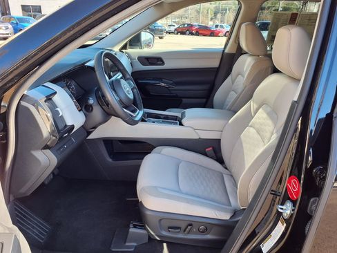 Used 2024 Nissan Pathfinder SV image 12