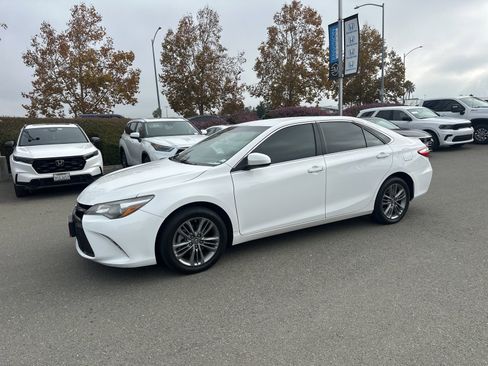 Used 2016 Toyota Camry SE image 5