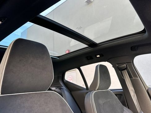 Used 2023 Volvo XC40 Recharge Ultimate image 18