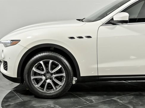 Used 2018 Maserati Levante image 6