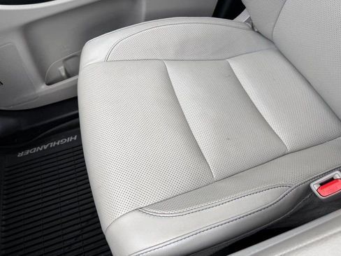 Used 2019 Toyota Highlander Limited image 28