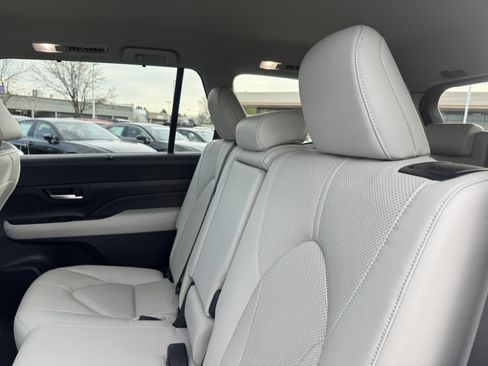 Used 2024 Toyota Grand Highlander Limited image 15