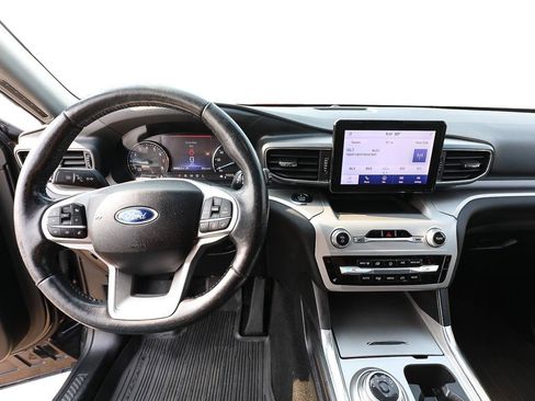 Used 2021 Ford Explorer XLT w/ Equipment Group 202A AWD/4WD image 13