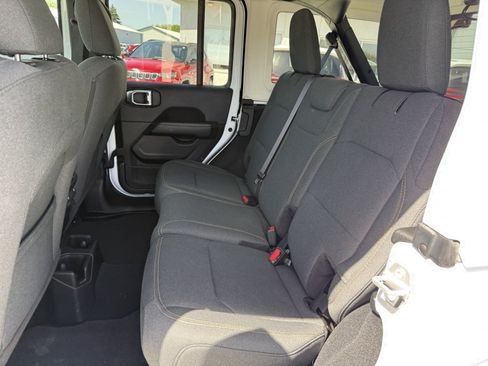 Used 2025 Jeep Wrangler Unlimited Sahara AWD/4WD image 13