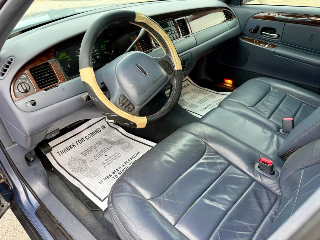 Used 1999 Lincoln Town Car Signature RWD image 10