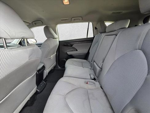 Used 2022 Toyota Highlander LE image 17