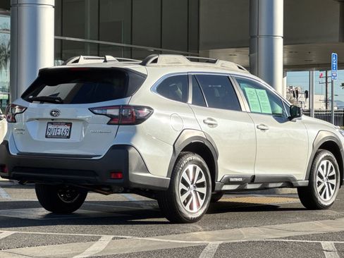 Used 2025 Subaru Outback Premium image 4