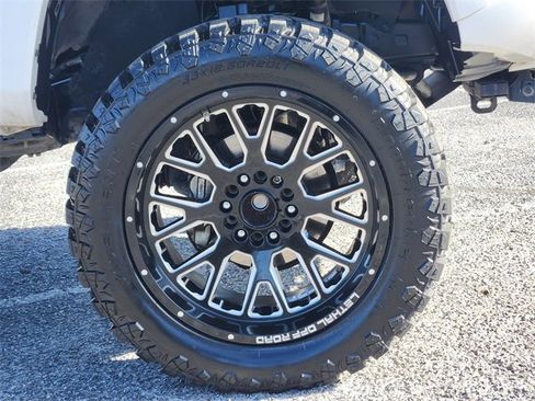 Used 2018 Toyota Tacoma TRD Sport image 7