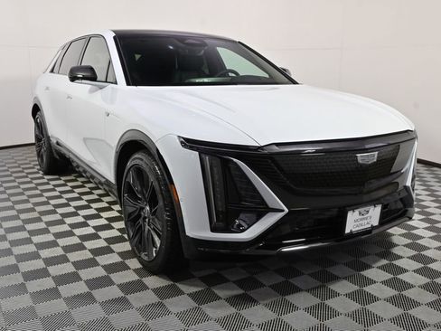 New 2026 Cadillac Lyriq Signature Sport w/ LPO, Floor Liner Package AWD/4WD image 9