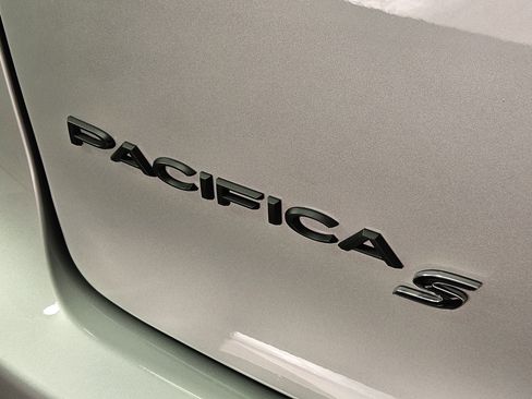 Used 2022 Chrysler Pacifica Touring-L w/ Uconnect Theater Family Group AWD/4WD image 13