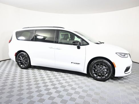 Used 2025 Chrysler Pacifica Select w/ Fav Edition Package image 8