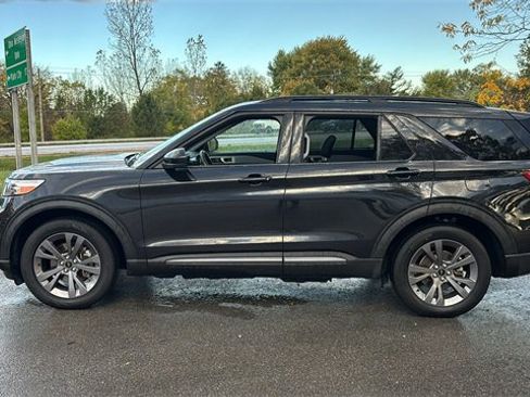 Used 2024 Ford Explorer XLT w/ Equipment Group 202A image 4