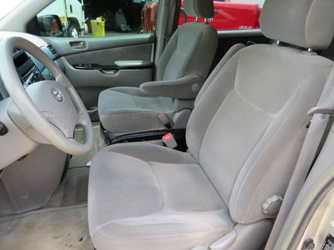 Used 2005 Toyota Sienna LE FWD image 8