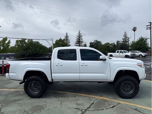 Used 2022 Toyota Tacoma SR AWD/4WD image 5