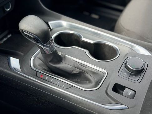 Used 2022 Chevrolet Traverse LT FWD image 16