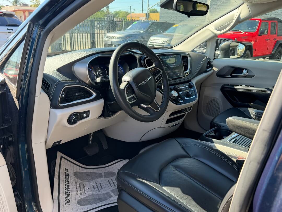 Used 2023 Chrysler Pacifica Touring-L FWD image 8