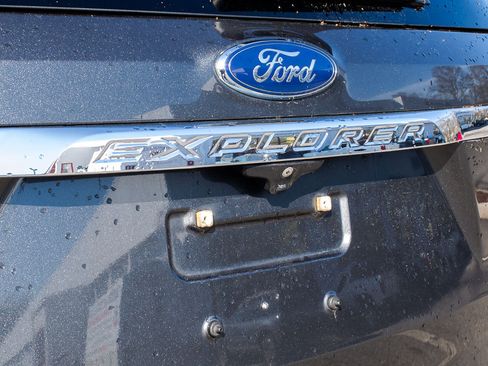 Used 2017 Ford Explorer XLT w/ Equipment Group 201A image 10