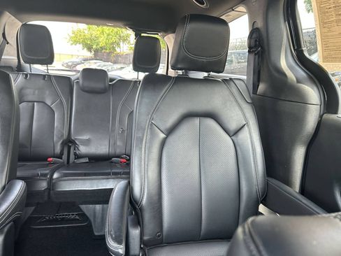 Used 2025 Chrysler Pacifica Select FWD image 30