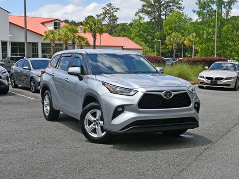 Used 2023 Toyota Highlander LE FWD image 6