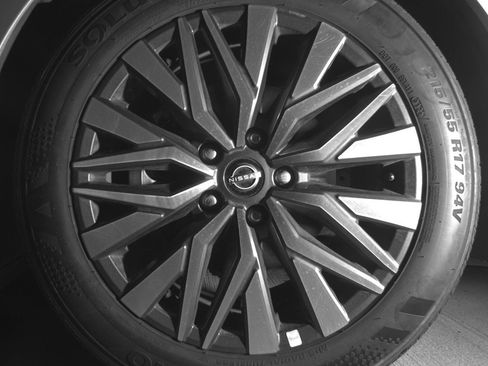 Used 2025 Nissan Altima 2.5 SV FWD image 12