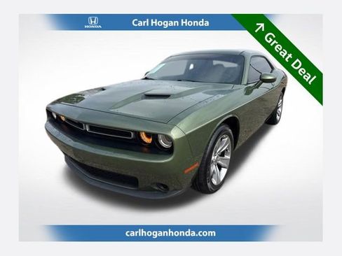 Used 2018 Dodge Challenger SXT RWD image 1