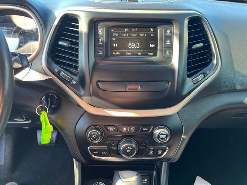 Used 2018 Jeep Cherokee Latitude w/ Cold Weather Group AWD/4WD image 8