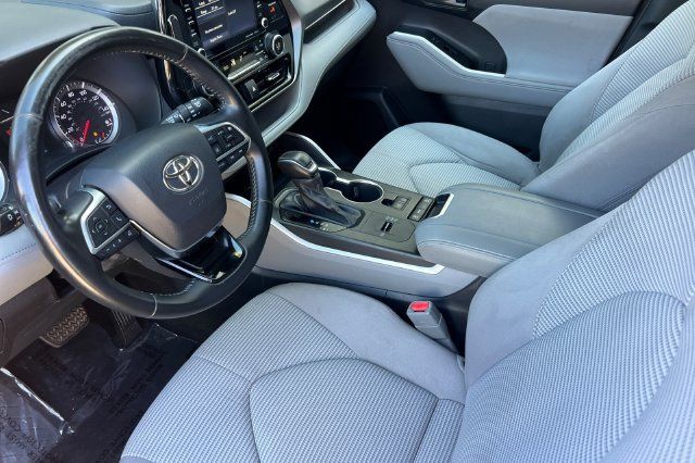 Used 2021 Toyota Highlander LE FWD image 10